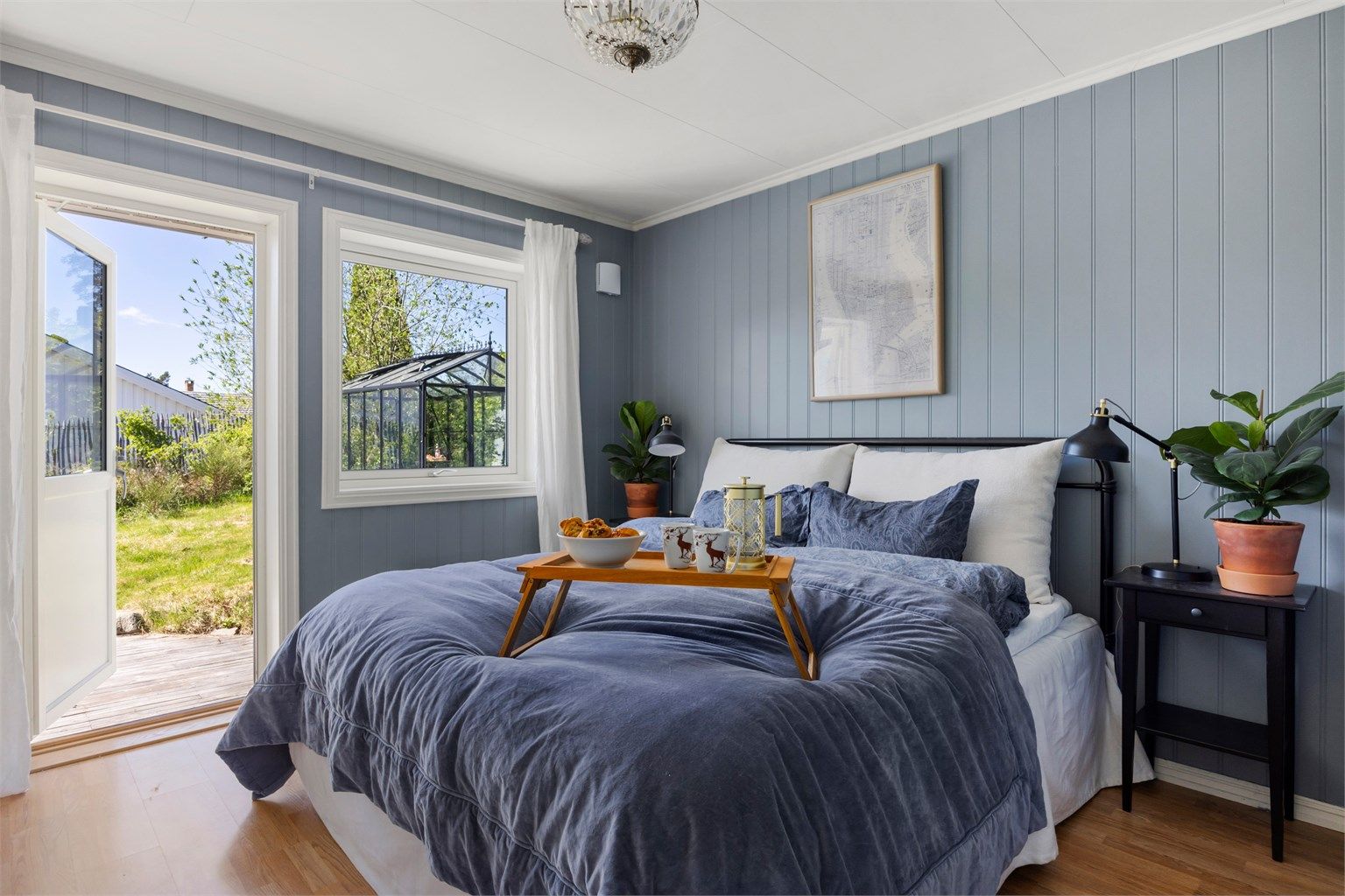 Hovedsoverommet oppleves luftig og har utgang til markterrassen og hagen