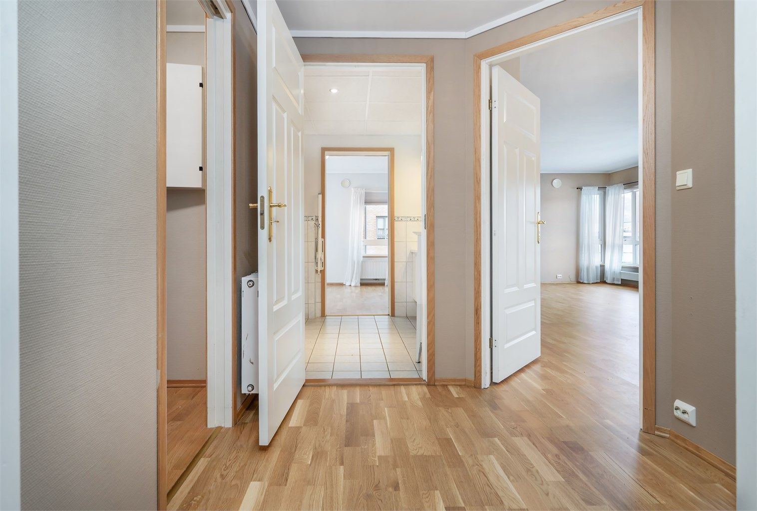 Gangen med ny parkett på gulv fra 2025. 
Hvite profileret innerdører. 