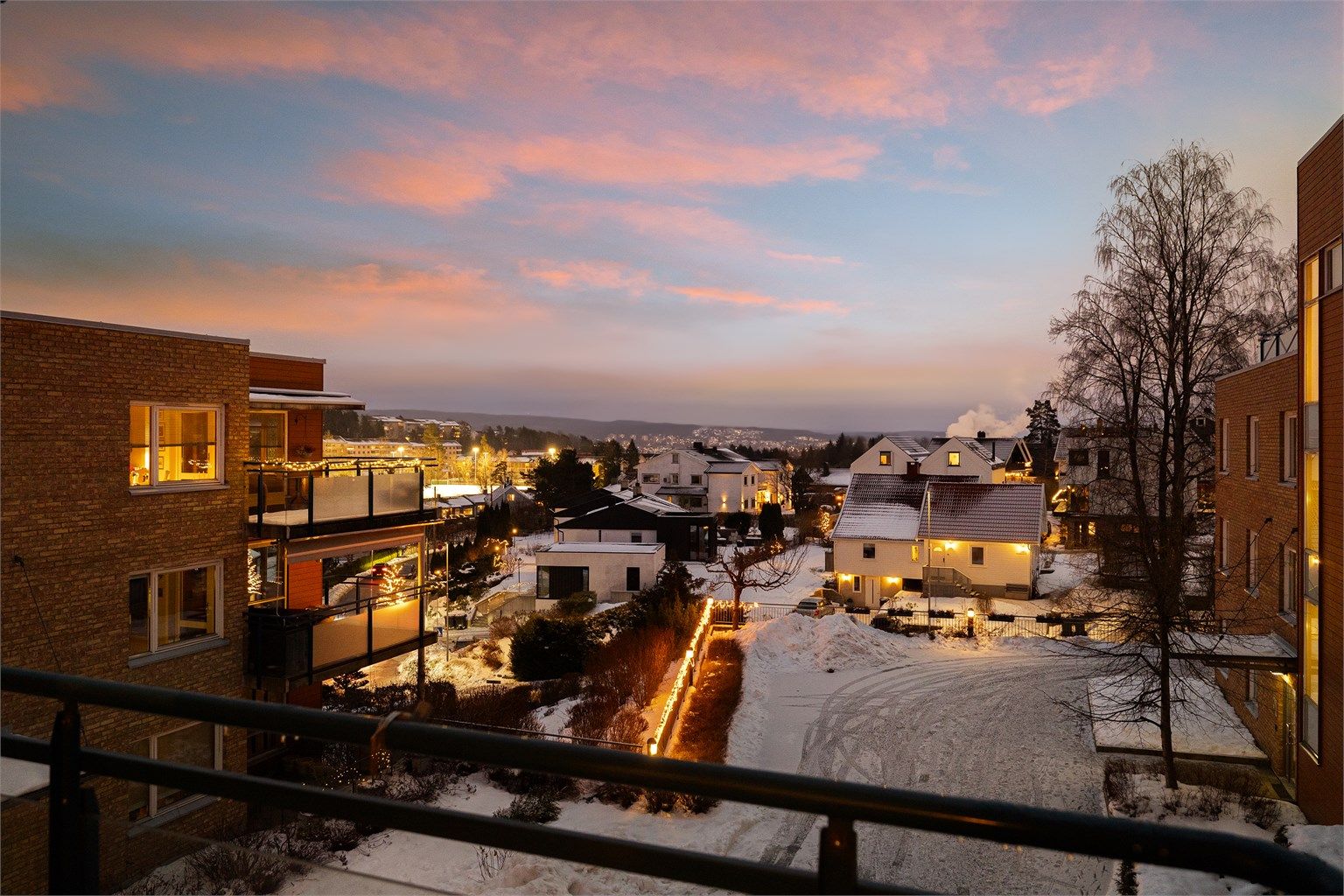 Lys og moderne 2-roms med solrik balkong, store vindusflater, garasje og heis