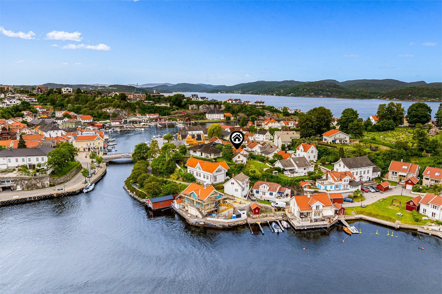 Fra boligen er det kort avstand til badeplass og til bykjernen.