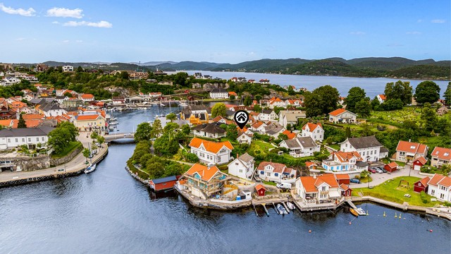 Fra boligen er det kort avstand til badeplass og til bykjernen.