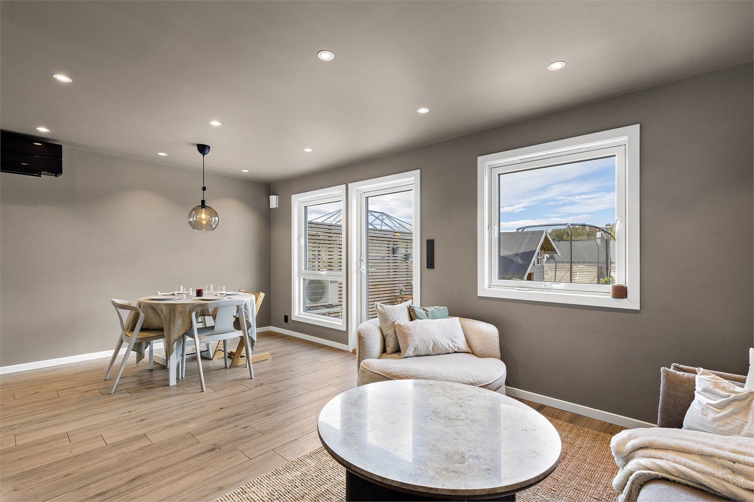 Stuen er av god størrelse med plass til sofagruppe og tilhørende salongbord og en spisegruppe om ønskelig. Herfra er det utgang til den ene uteplassen. 