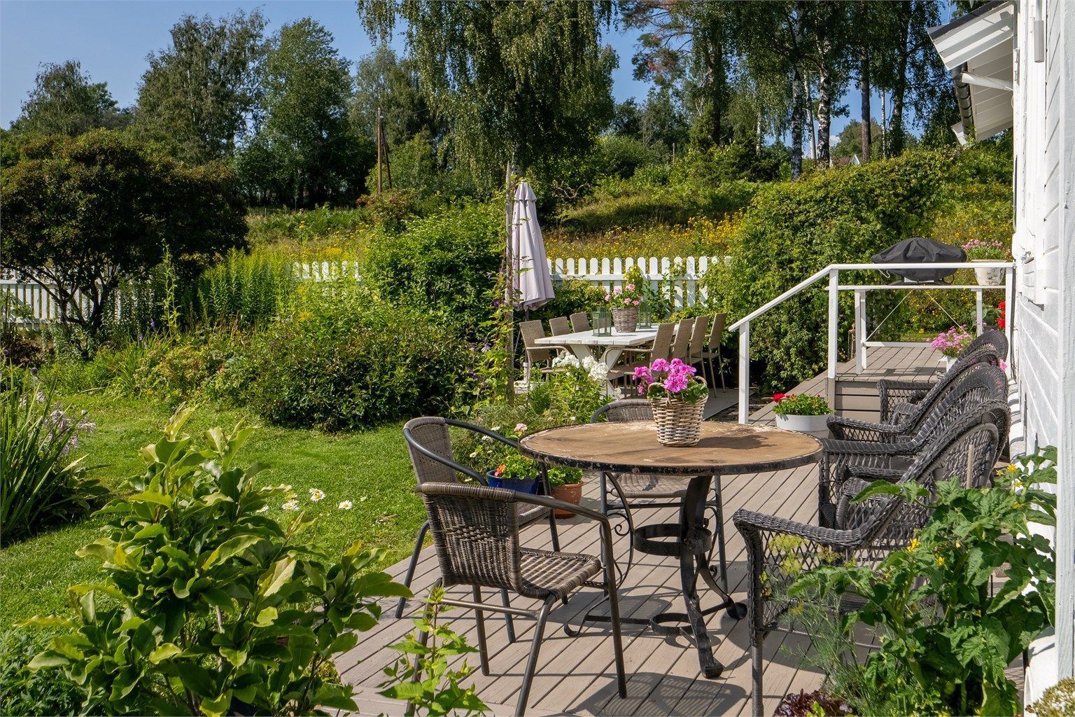 Mot vest har boligen flere fine uteplasser med plass til sitte-og spisegrupper