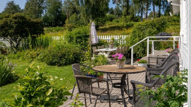 Mot vest har boligen flere fine uteplasser med plass til sitte-og spisegrupper