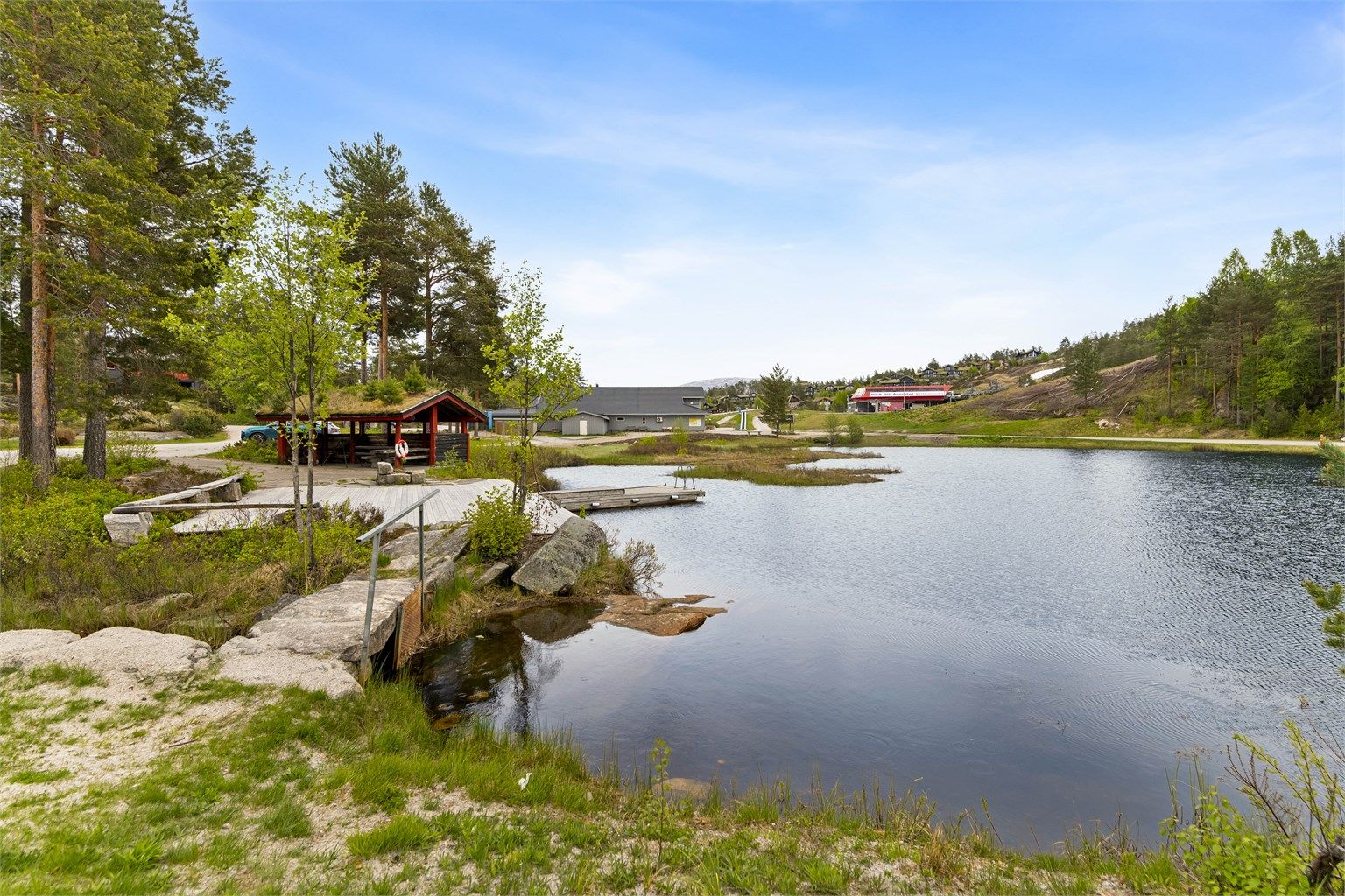 Kort vei til 'Den vesle tjønni' med badebrygge og grillhus.