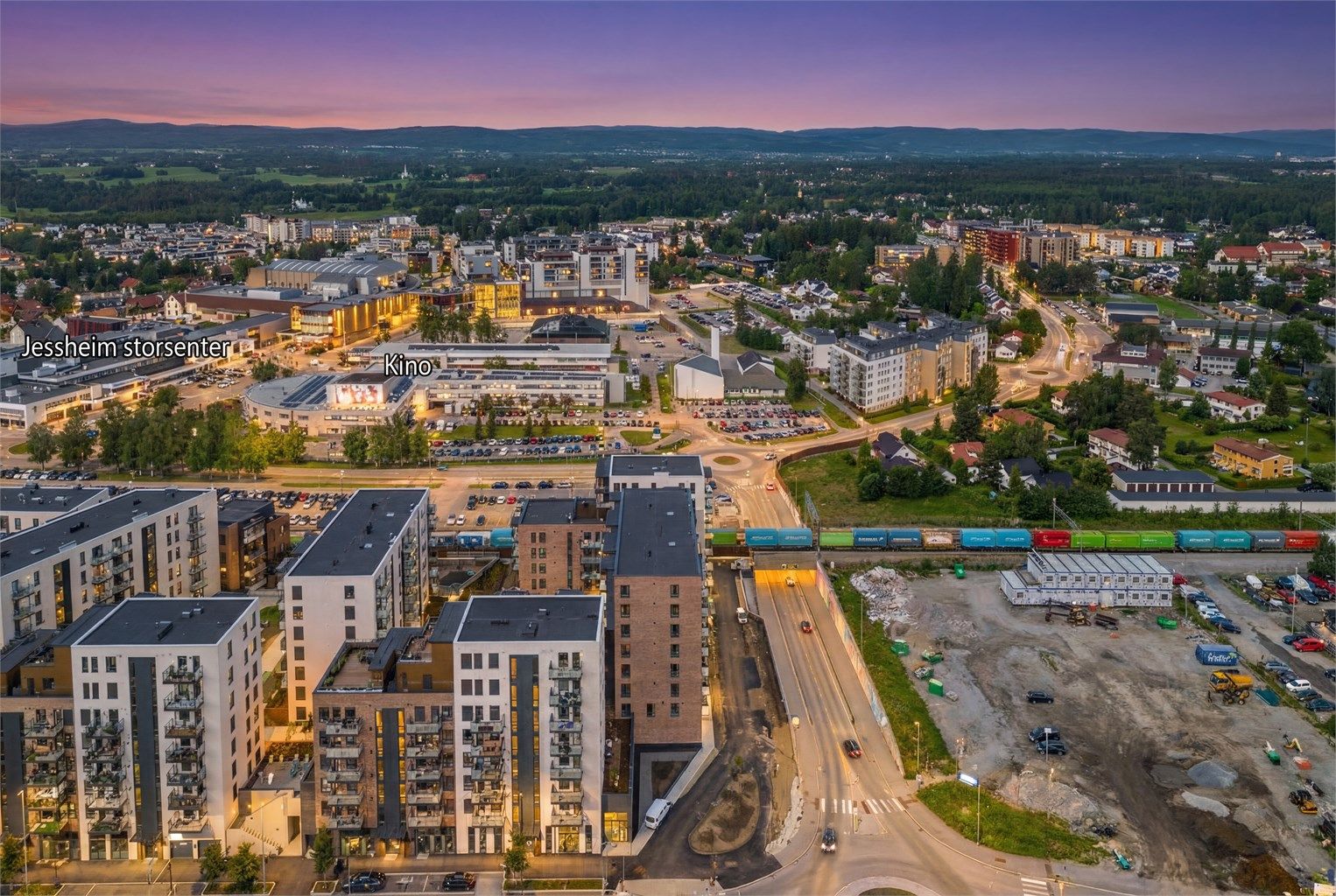 Jessheim Storsenter, med et bredt utvalg av butikker, spisesteder og kino, ligger kun få minutters gange fra leiligheten.