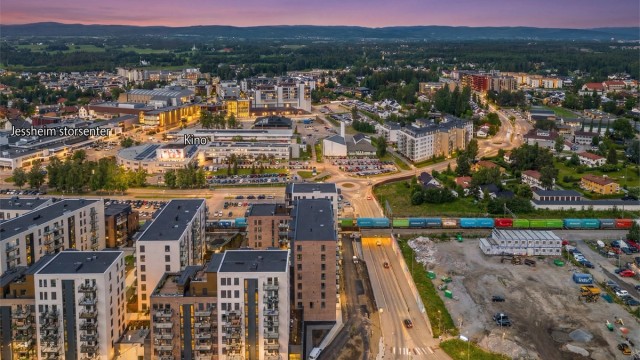 Jessheim Storsenter, med et bredt utvalg av butikker, spisesteder og kino, ligger kun få minutters gange fra leiligheten.