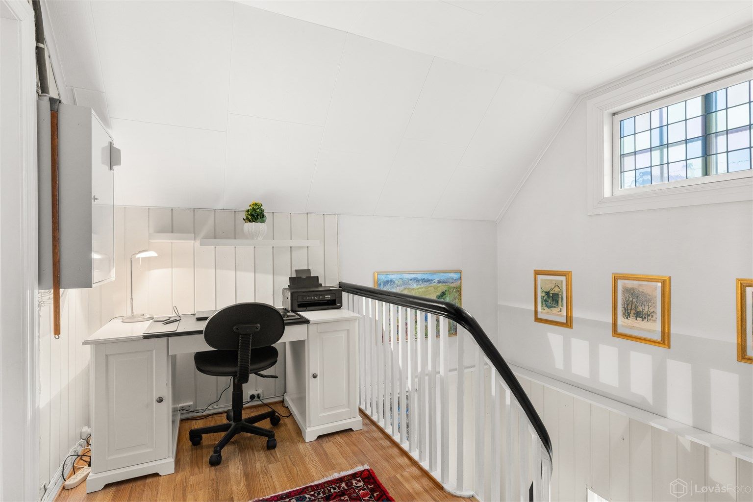 Gangarealet i andre etasje er utnyttet med en praktisk kontorplass.