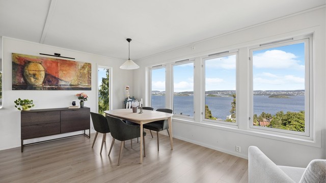 Se store vindusflatene slipper inn rikelig med dagslys og skaper en luftig og behagelig atmosfære. Lys og hyggelig spiseplass med utsikt setter virkelig rammen for måltidene.