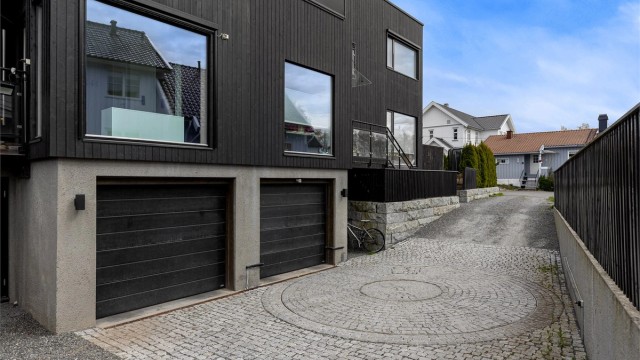 Huset ligger skjermet i andre rekke fra Engebråtveien