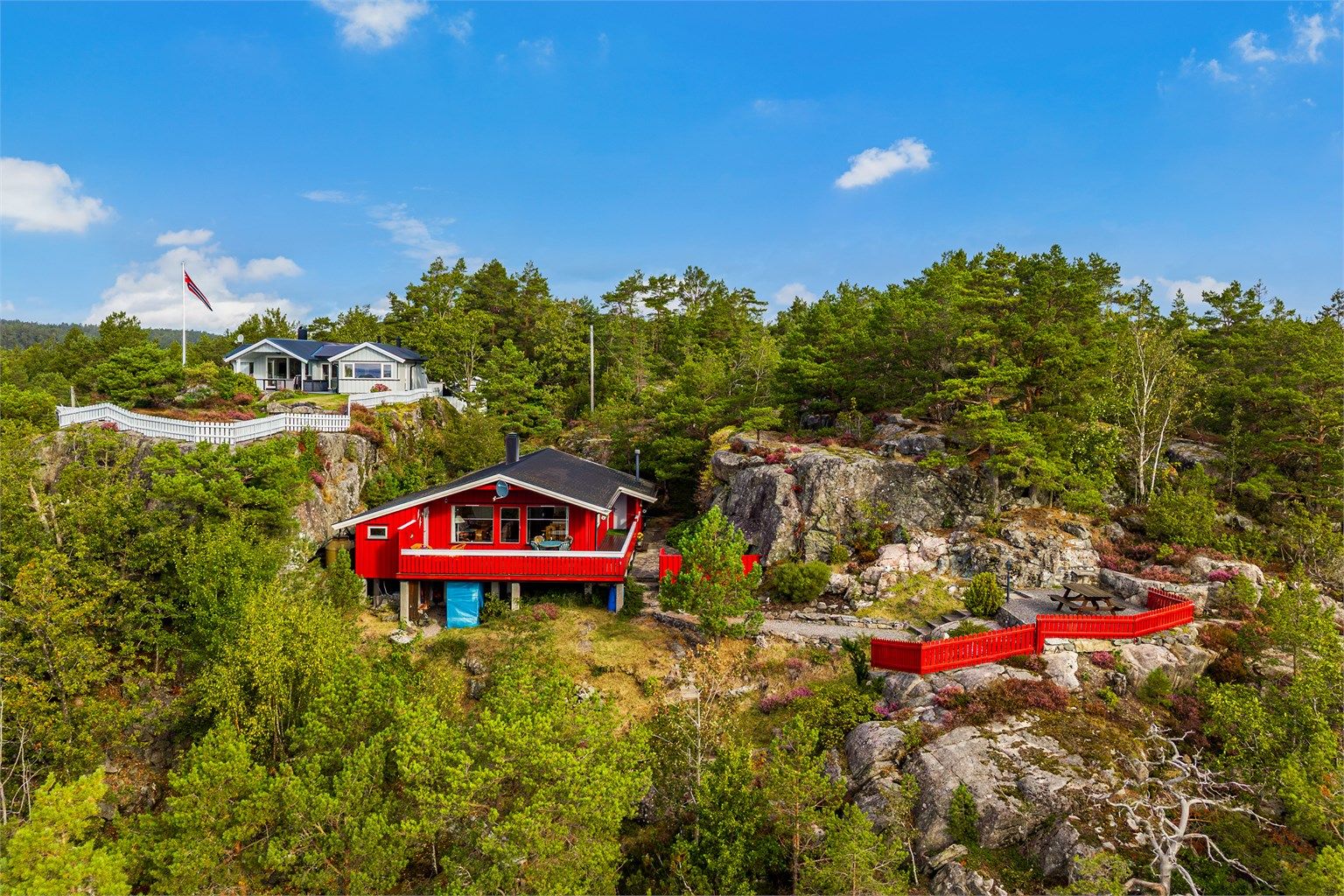 Innbydende hytte med stor solrik terrasse. 