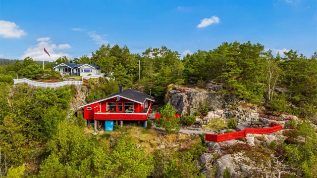 Innbydende hytte med stor solrik terrasse.