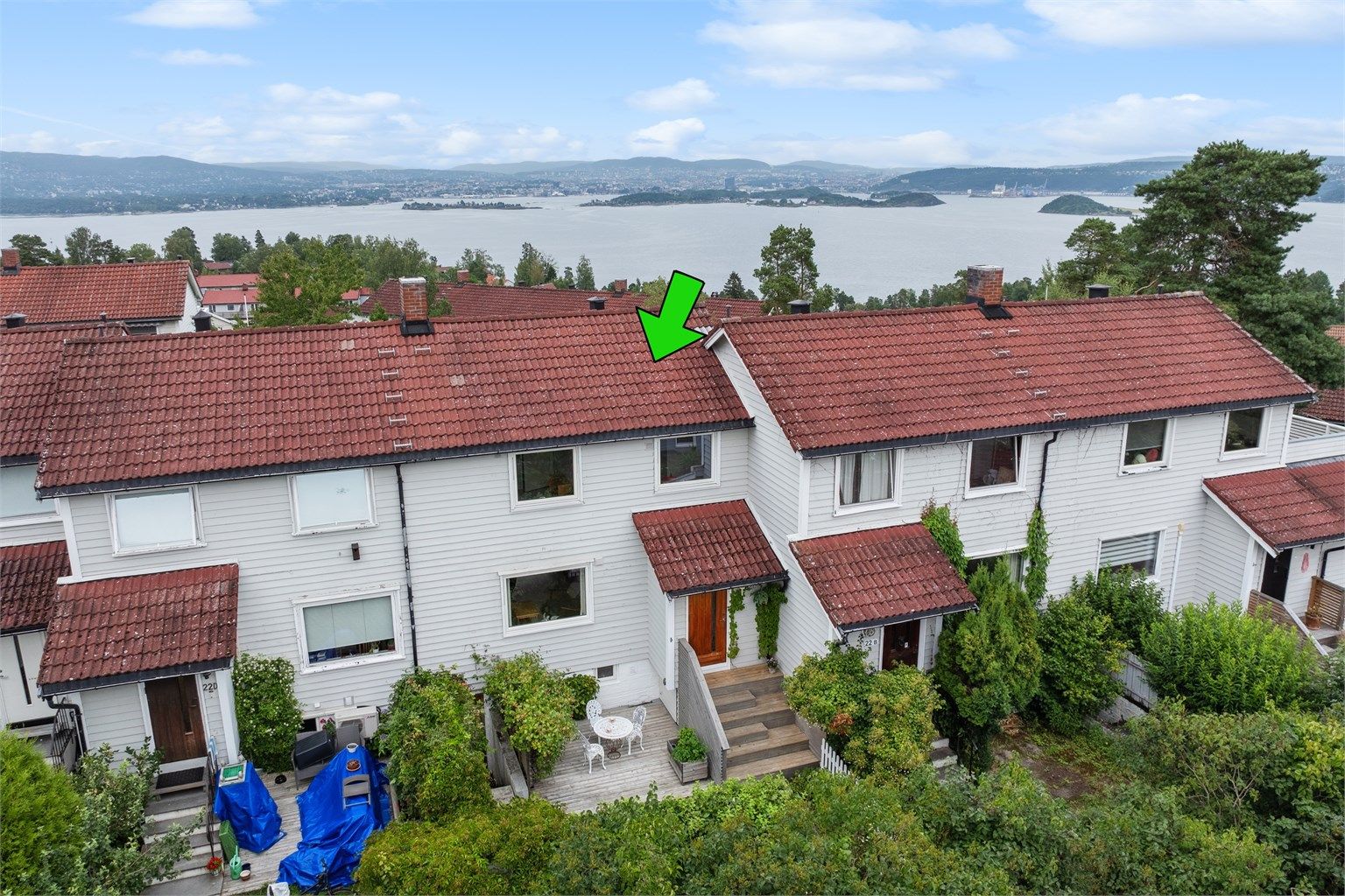 Påbygd rekkehus med stor terrasse, skjermet hage og en flott utsikt over fjorden og Oslo.