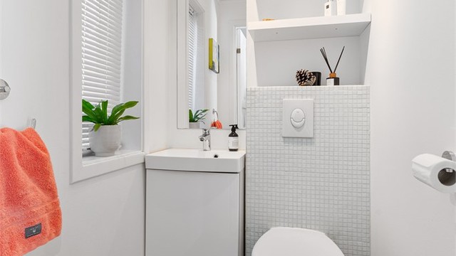 Toalettrommet i hovedetasjen ble pusset opp i 2018 og har gulvvarme og vegghengt toalett