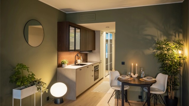 Lekker leilighet med nymalte flater i moderne farger og et flott laminatgulv med fasede longplank-bord. Listefri utførelse mot himling.