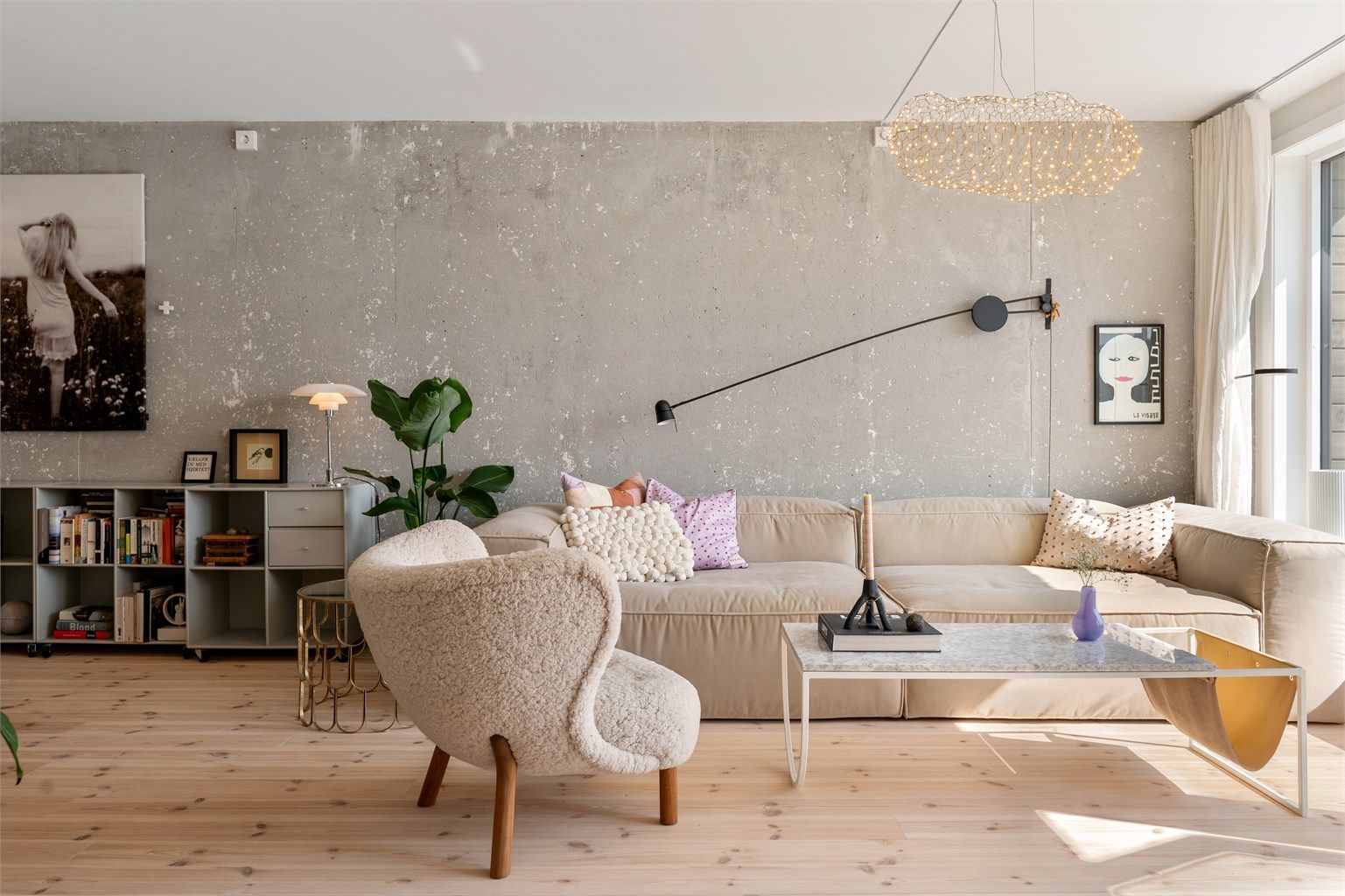 Leiligheten tilbyr en praktisk planløsning med meget romslig stue, åpen kjøkkenløsning, 3 gode soverom og vaskerom, bad + wc