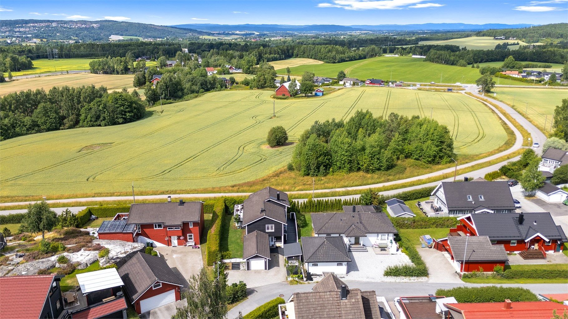 Landlig og fredelig beliggenhet i Lillestrøm kommune.