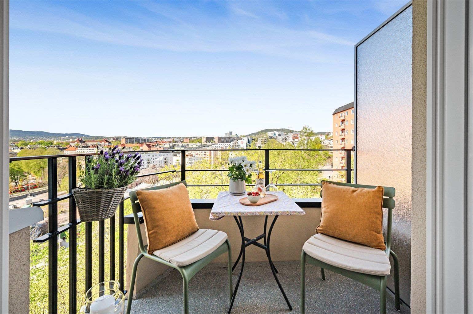 Fra stuen er det videre utgang til en herlig balkong på 2 kvm. 