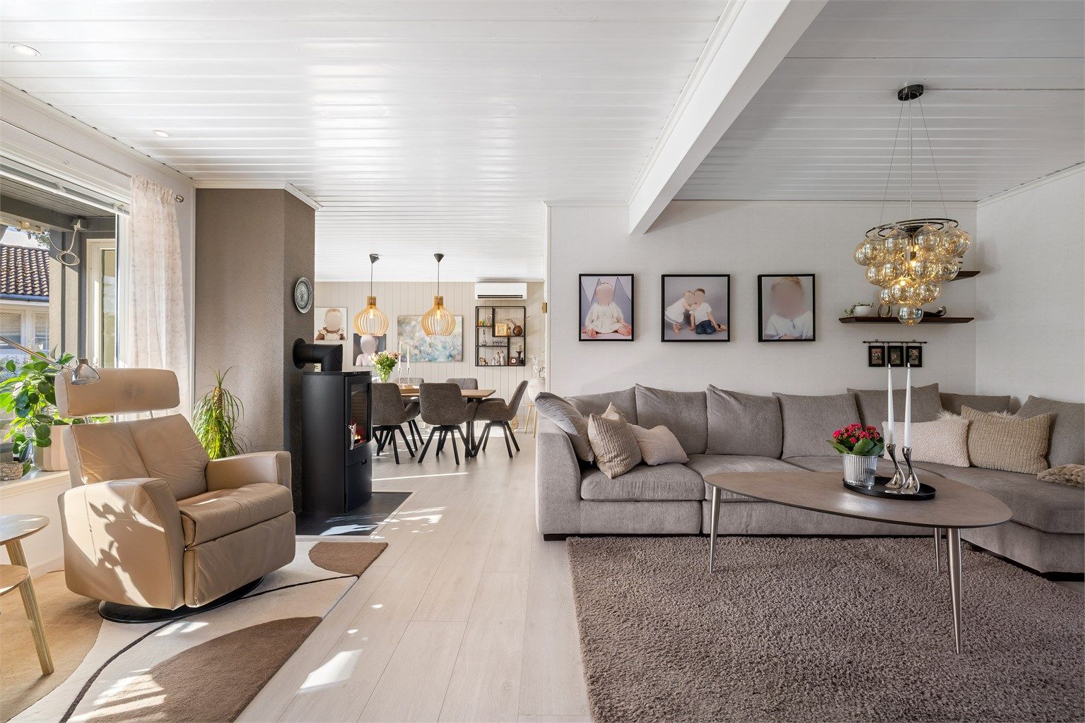 Lys én-stavs laminat ble i 2024 lagt gjennomgående mellom stuen, spisestuen og kjøkkenet. Alle etasjens rom har varmekabler.