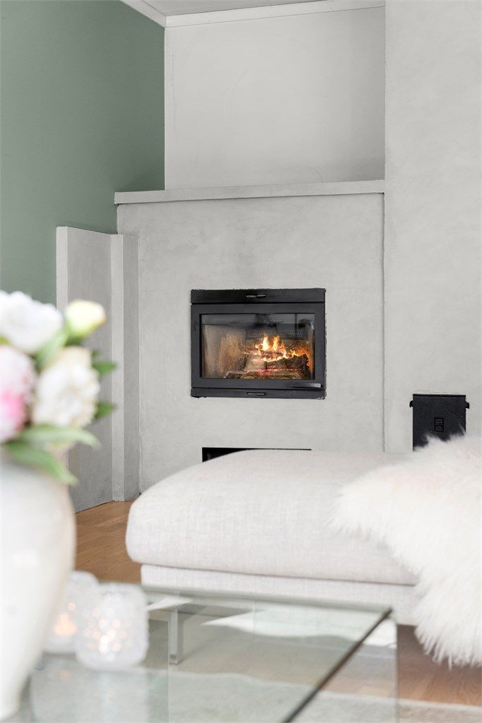 Peisinnsatsen er plassert sentralt i rommet og blir et naturlig samlingspunkt på kalde dager