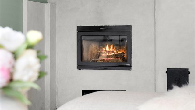 Peisinnsatsen er plassert sentralt i rommet og blir et naturlig samlingspunkt på kalde dager