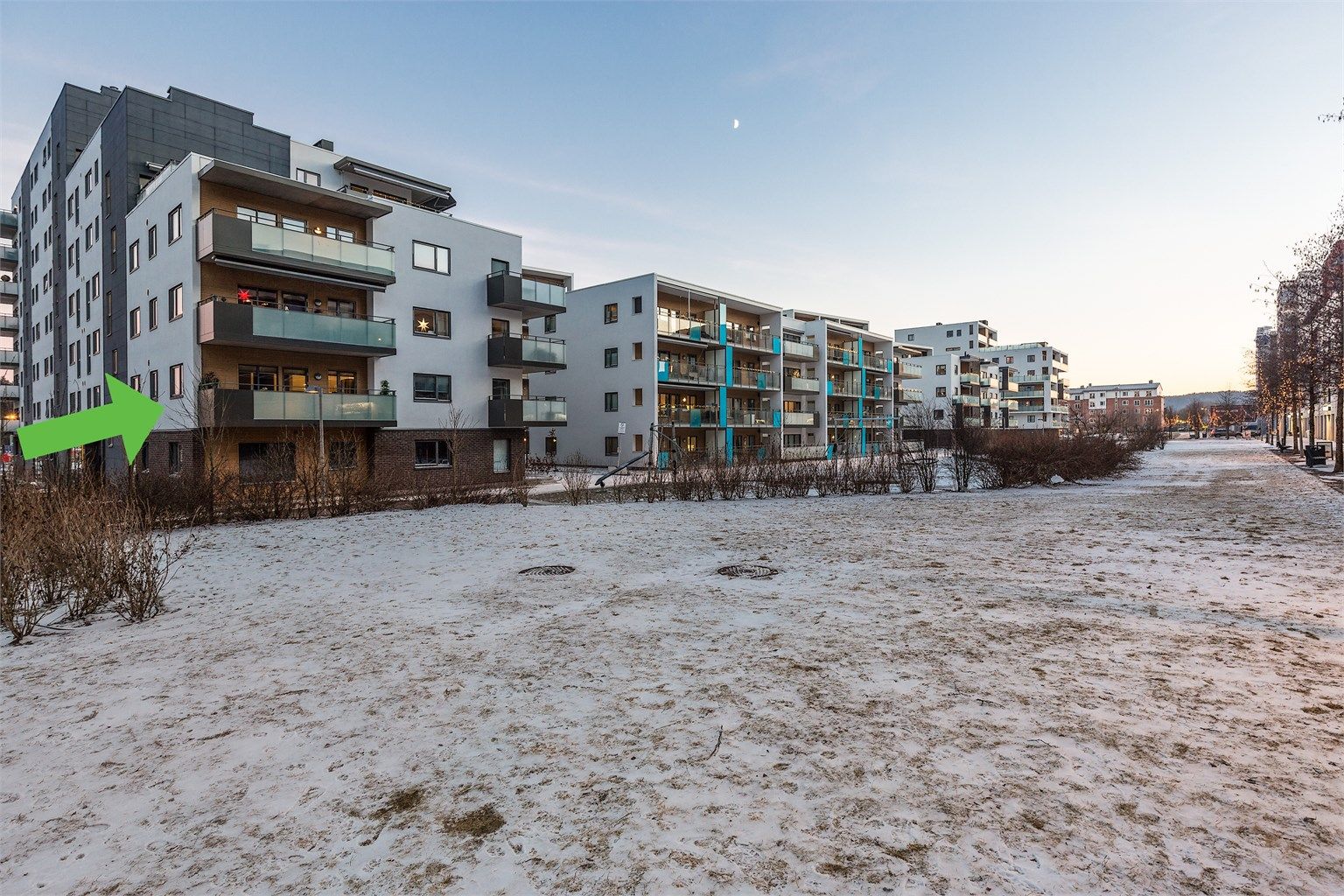 Leiligheten er beliggende i et sentral boligområdet med kort vei til "alle" fasiliteter. 