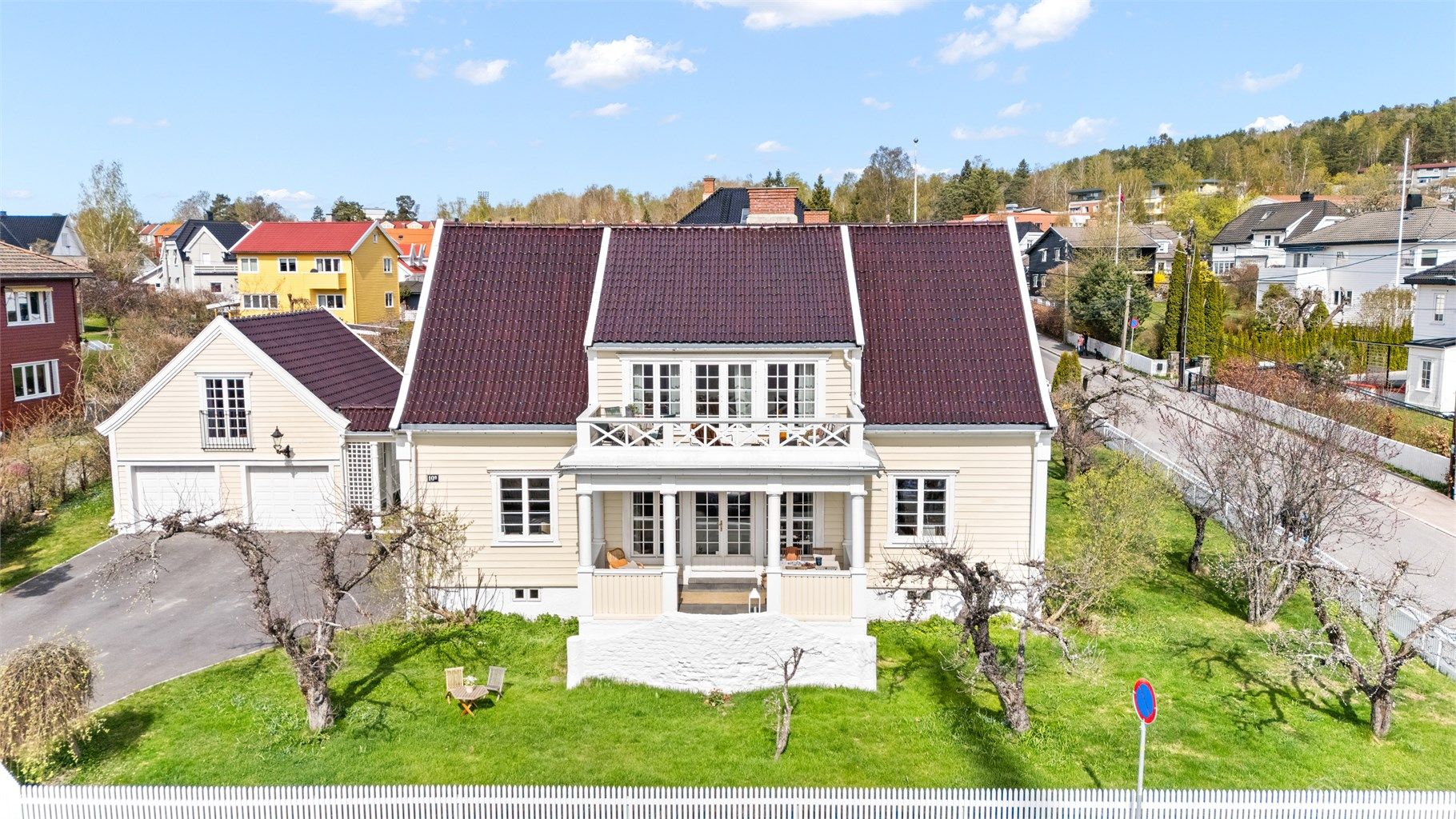 Beliggende i et attraktivt og barnevennlig boområde med kun 2-3 minutters gange til Bekkelaget skole, trikken og servicetilbud på Holtet, samt nærhet til flotte rekreasjonsområder og fritidstilbud