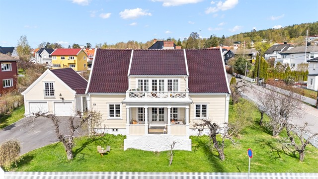 Beliggende i et attraktivt og barnevennlig boområde med kun 2-3 minutters gange til Bekkelaget skole, trikken og servicetilbud på Holtet, samt nærhet til flotte rekreasjonsområder og fritidstilbud