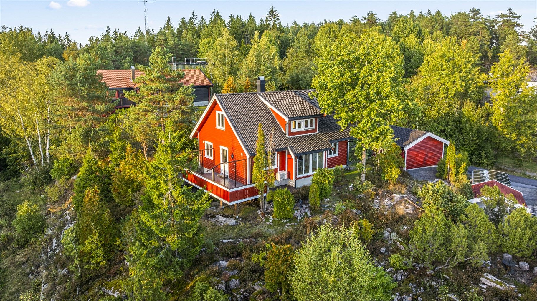 Eneboligen ligger øverst i Rismyrfeltet - meget solrik beliggenhet!  Foto: [ Fotograf Magik ]