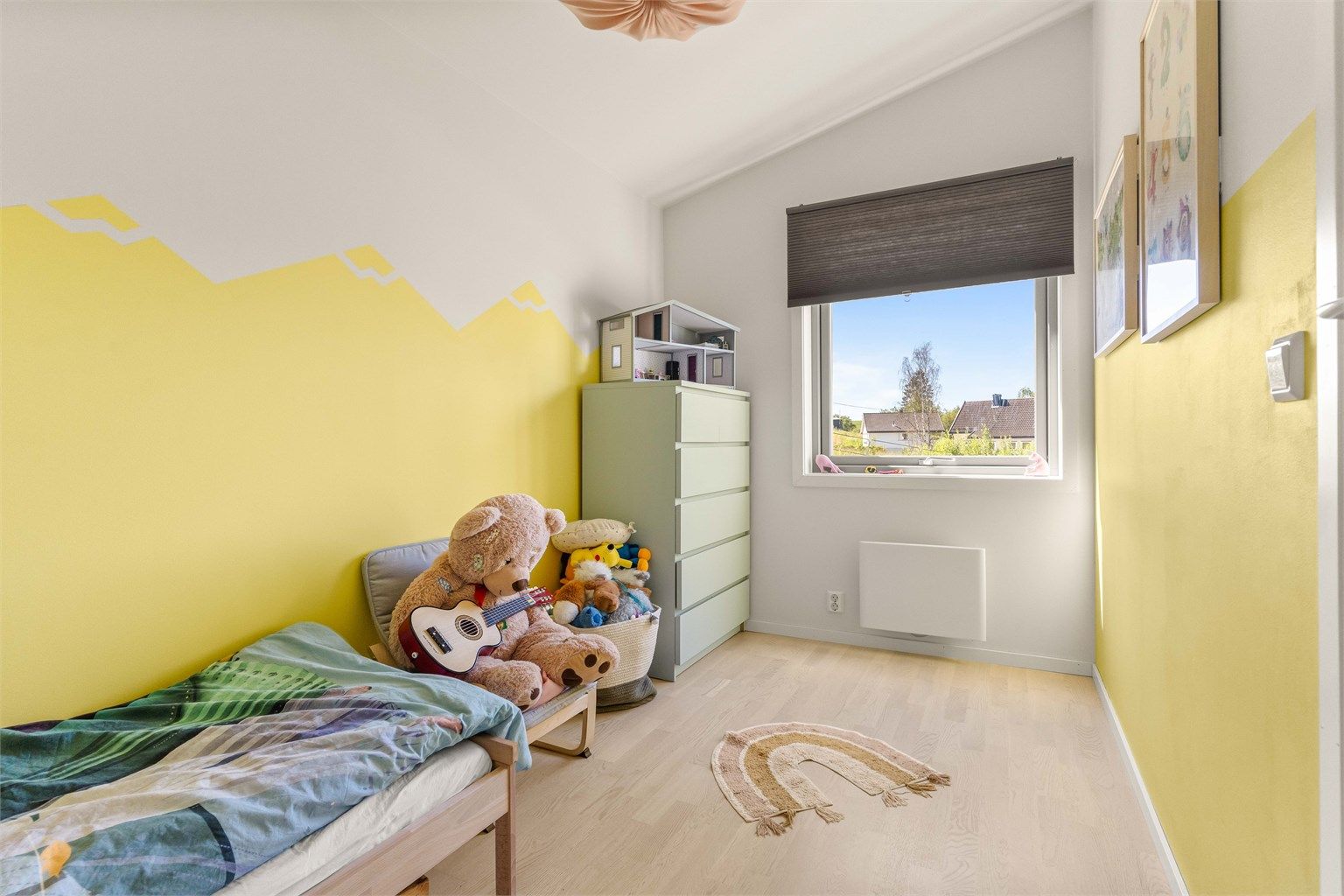 Soverom med parkett på gulv og malte flater, som i resten av etasjen.