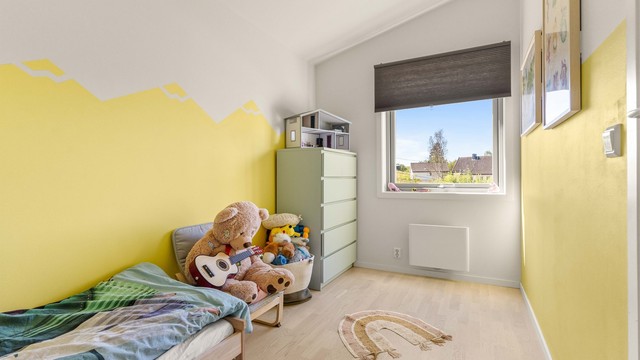 Soverom med parkett på gulv og malte flater, som i resten av etasjen.