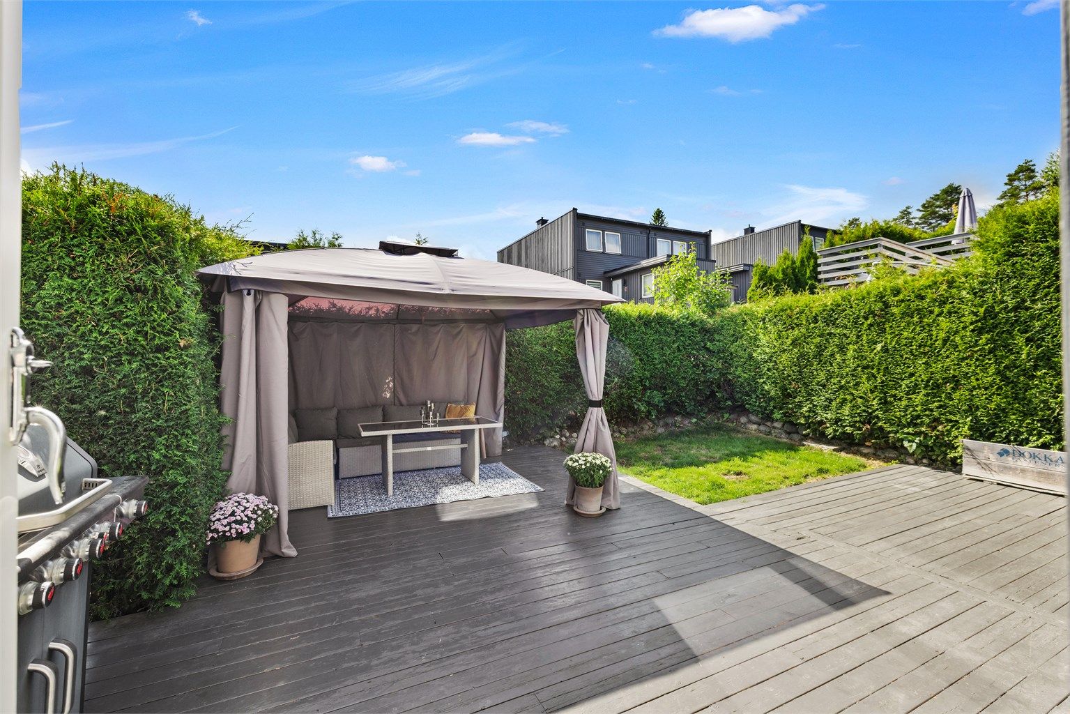 Uteplassen er skjermet med en romslig terrasse og hage, med god plass til utemøbler.