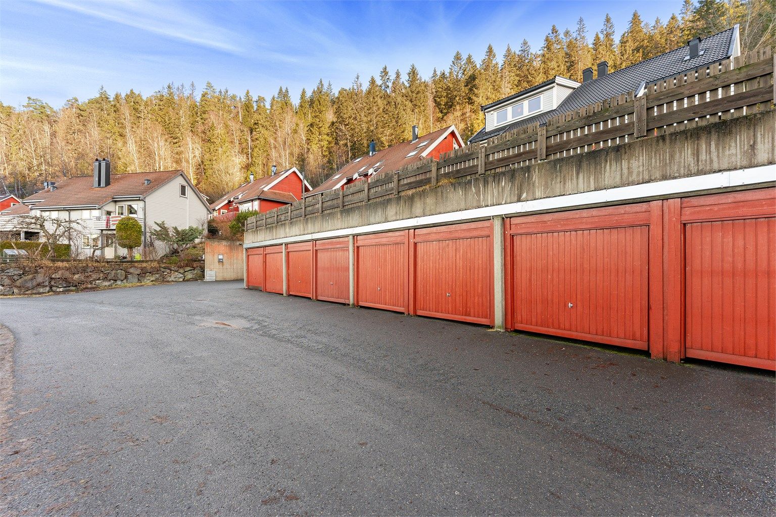 Med boligen følger 1 garasjeplass i rekke 