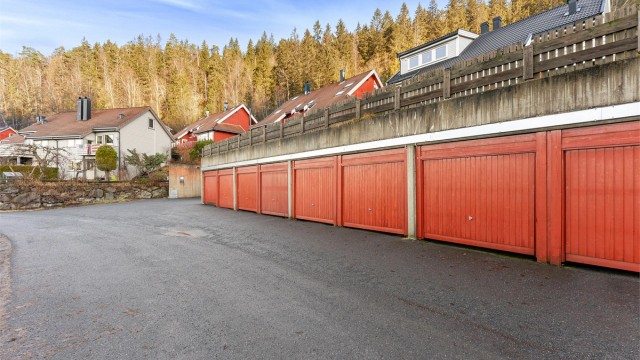 Med boligen følger 1 garasjeplass i rekke