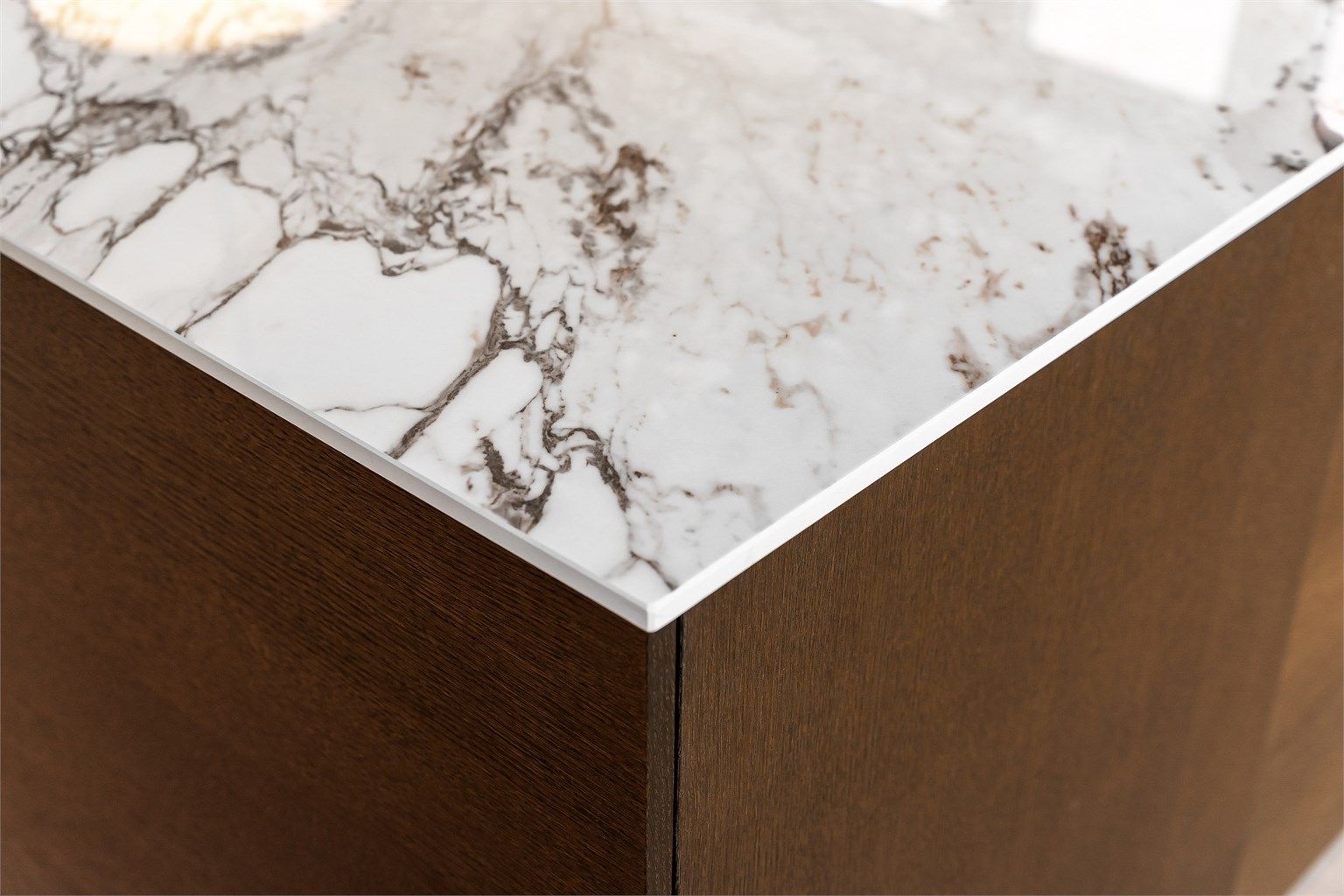 Leiligheten har et lekkert, oppgradert Sigdalkjøkken med benkeplate av porcellanato/keramikk