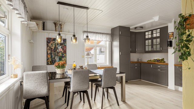 Spiseplassen har god plass til et større spisebord ved vinduet.