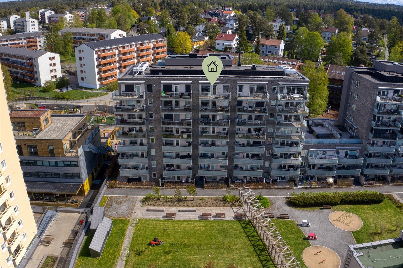Leiligheten er markert på bildet, og ligger usjenert til i 8. etasje.