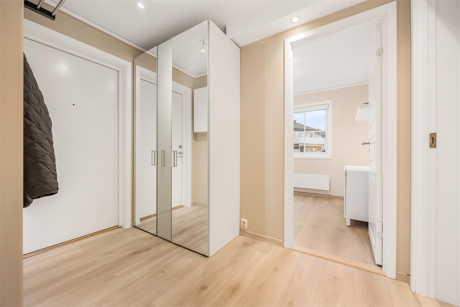 Her er det god plass til oppbevaring med garderobeskap.