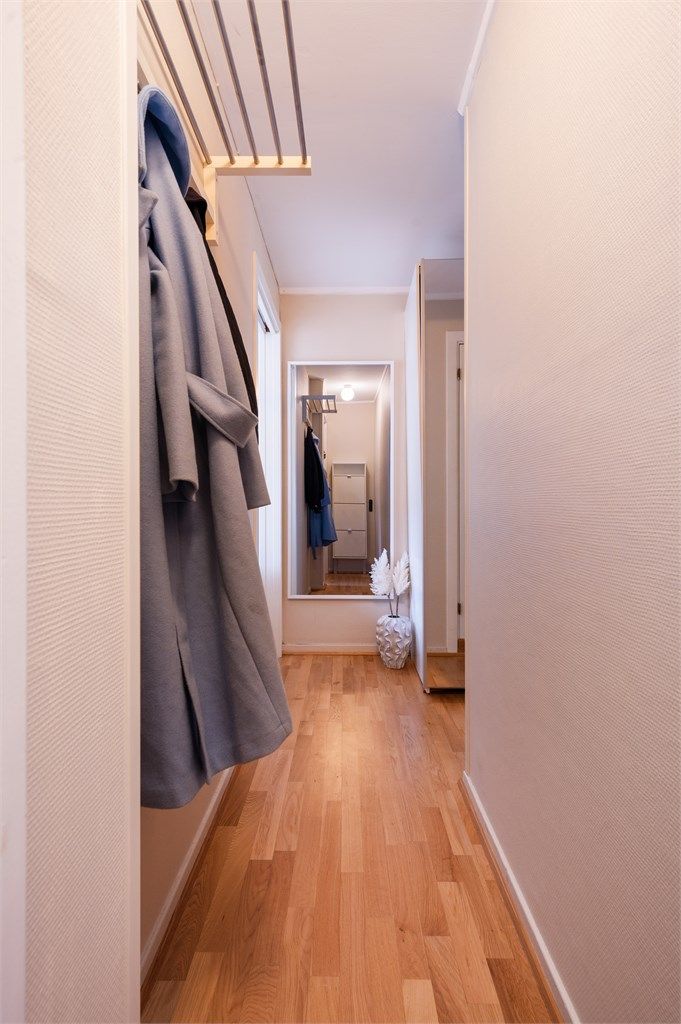 Entrè med oppheng til jakker