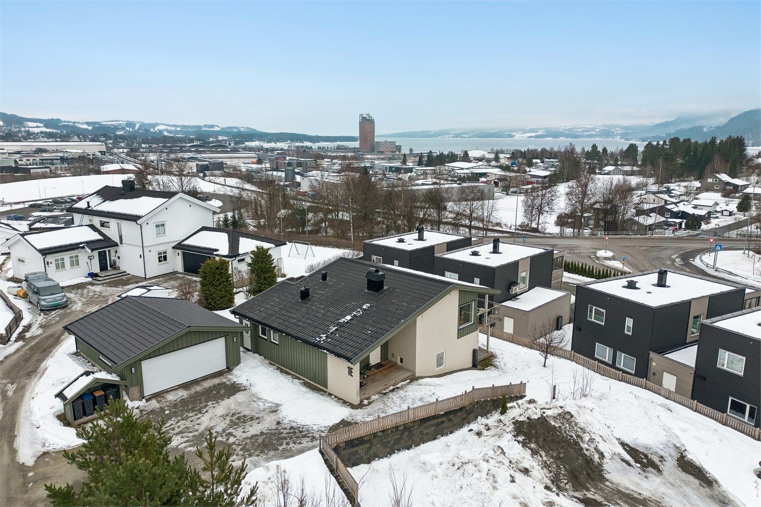 Sentrum byr på et hyggelig bymiljø med både nisjebutikker, kjøpesenter, mathall, kaféer og restauranter. Her finner du også apotek, bank, Vinmonopol og andre nødvendige tjenester.