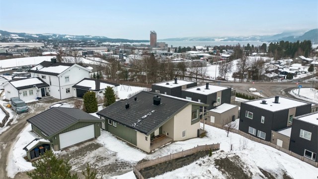 Sentrum byr på et hyggelig bymiljø med både nisjebutikker, kjøpesenter, mathall, kaféer og restauranter. Her finner du også apotek, bank, Vinmonopol og andre nødvendige tjenester.