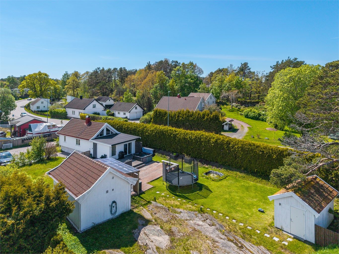 På eiendommen finnes også en frittstående utebod på ca. 10 kvm med gode oppbevaringsmuligheter.