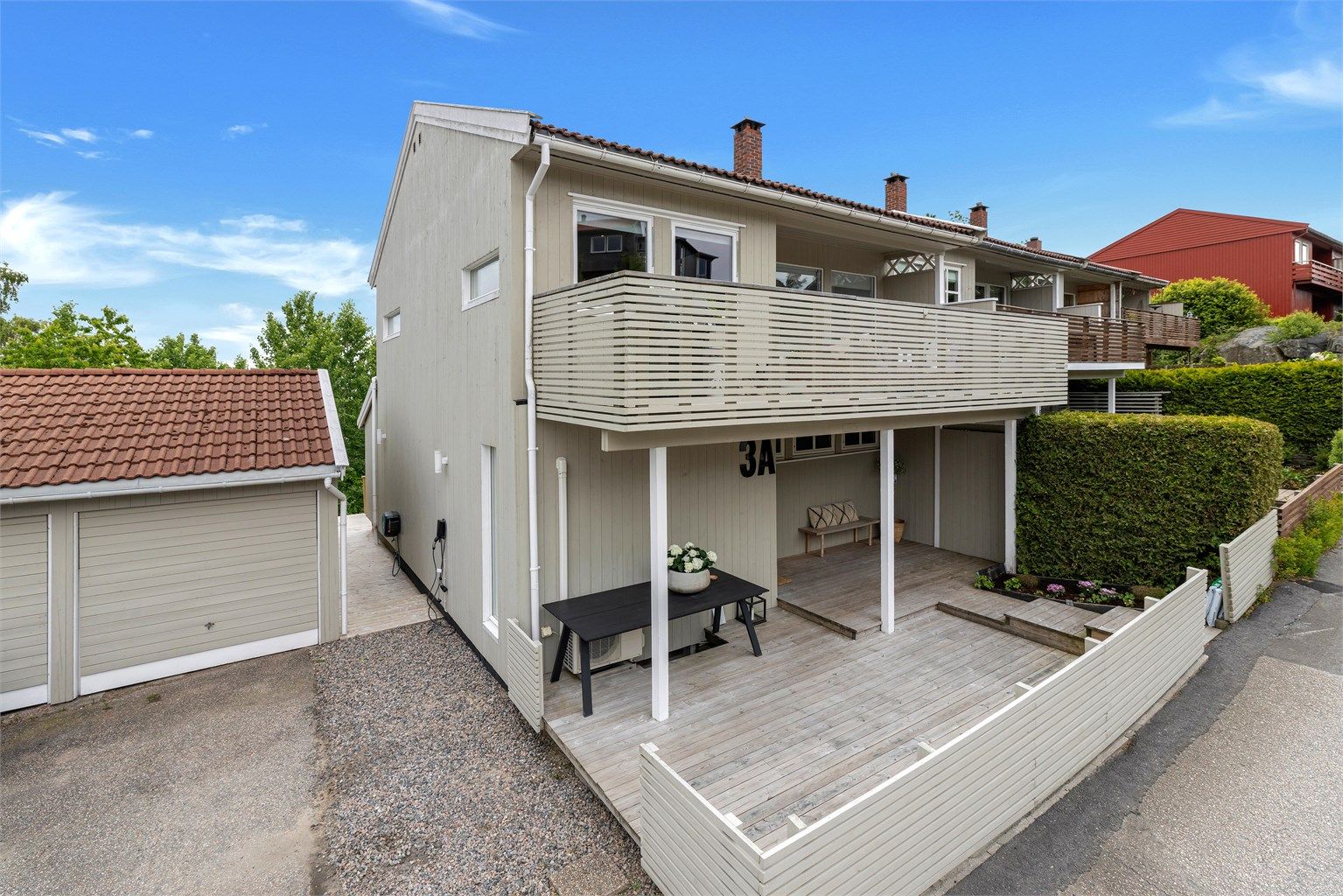 Pen og innholdsrik bolig med lys og trivelig atmosfære, 4 soverom, gode uteplasser og flott beliggenhet i rolig område