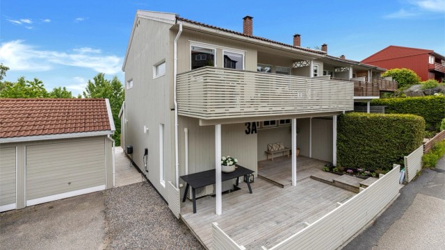 Pen og innholdsrik bolig med lys og trivelig atmosfære, 4 soverom, gode uteplasser og flott beliggenhet i rolig område