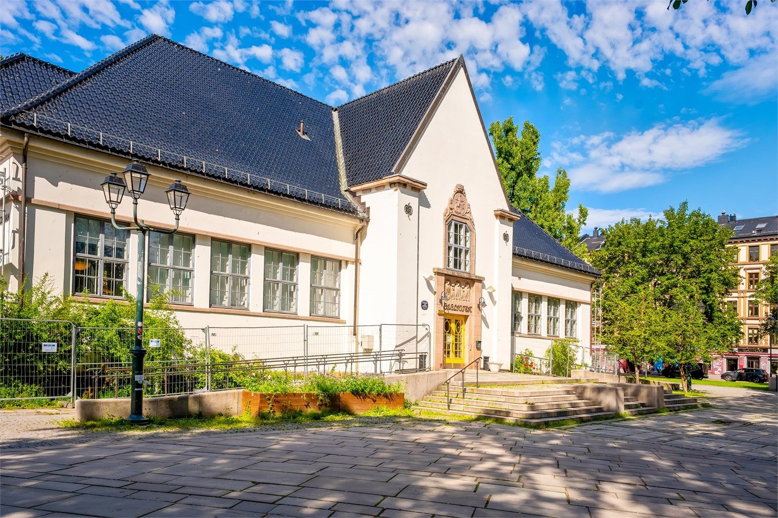 Nærbiblioteket Deichman avd. Grünerløkka, kun et par minutters gange fra leiligheten.