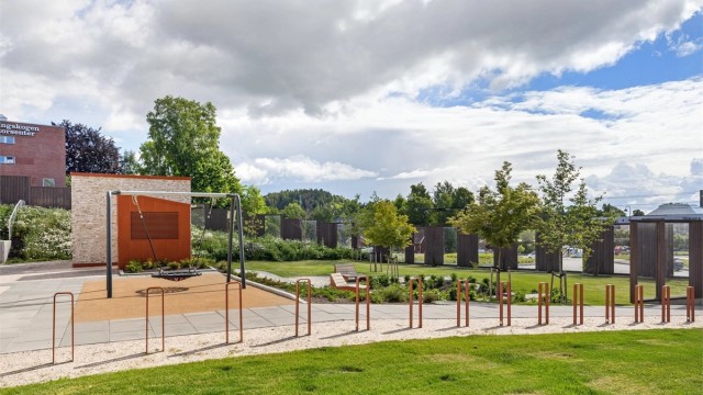 Med lekeplass og sitteplasser er det enkelt å sosialisere med naboene