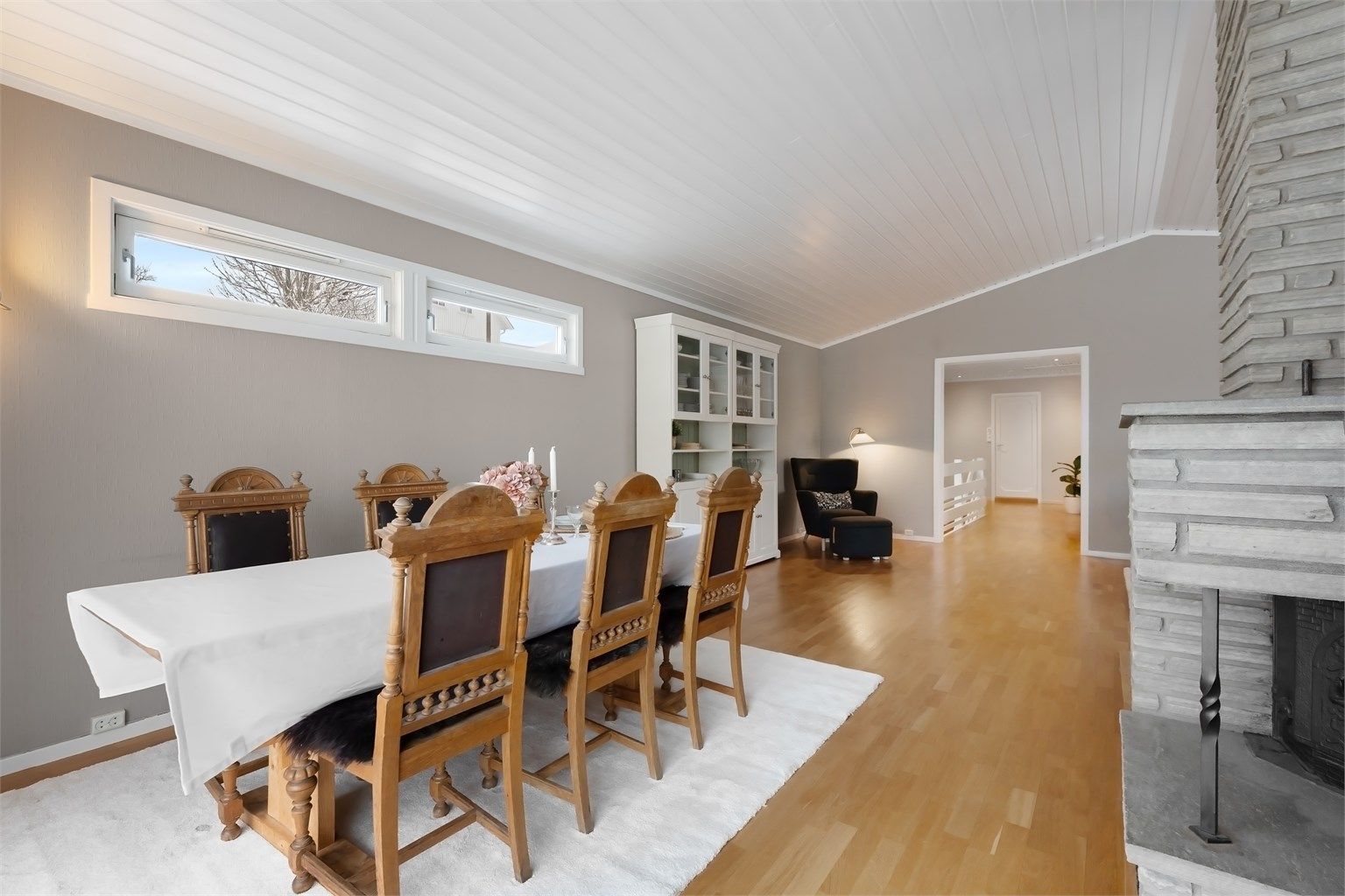 Den åpne løsningen mellom stue og spisestue skaper en sosial og innbydende sone.