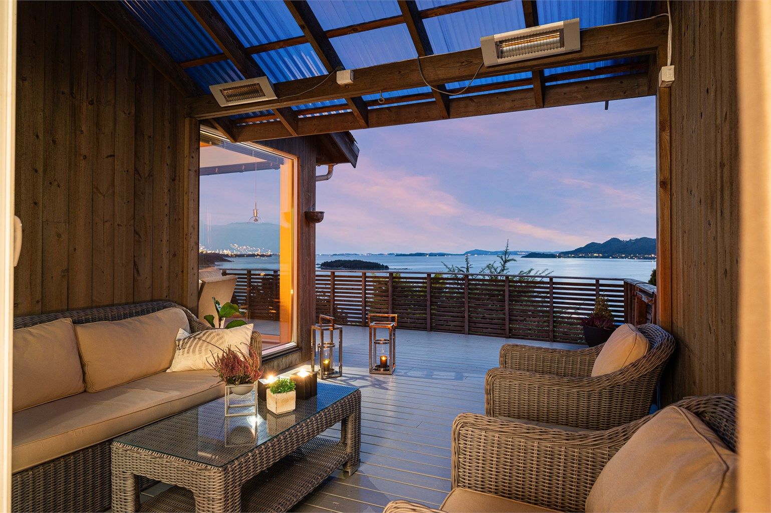 Stor terrasse på 61 kvm som strekker seg rundt store deler av hytten. 