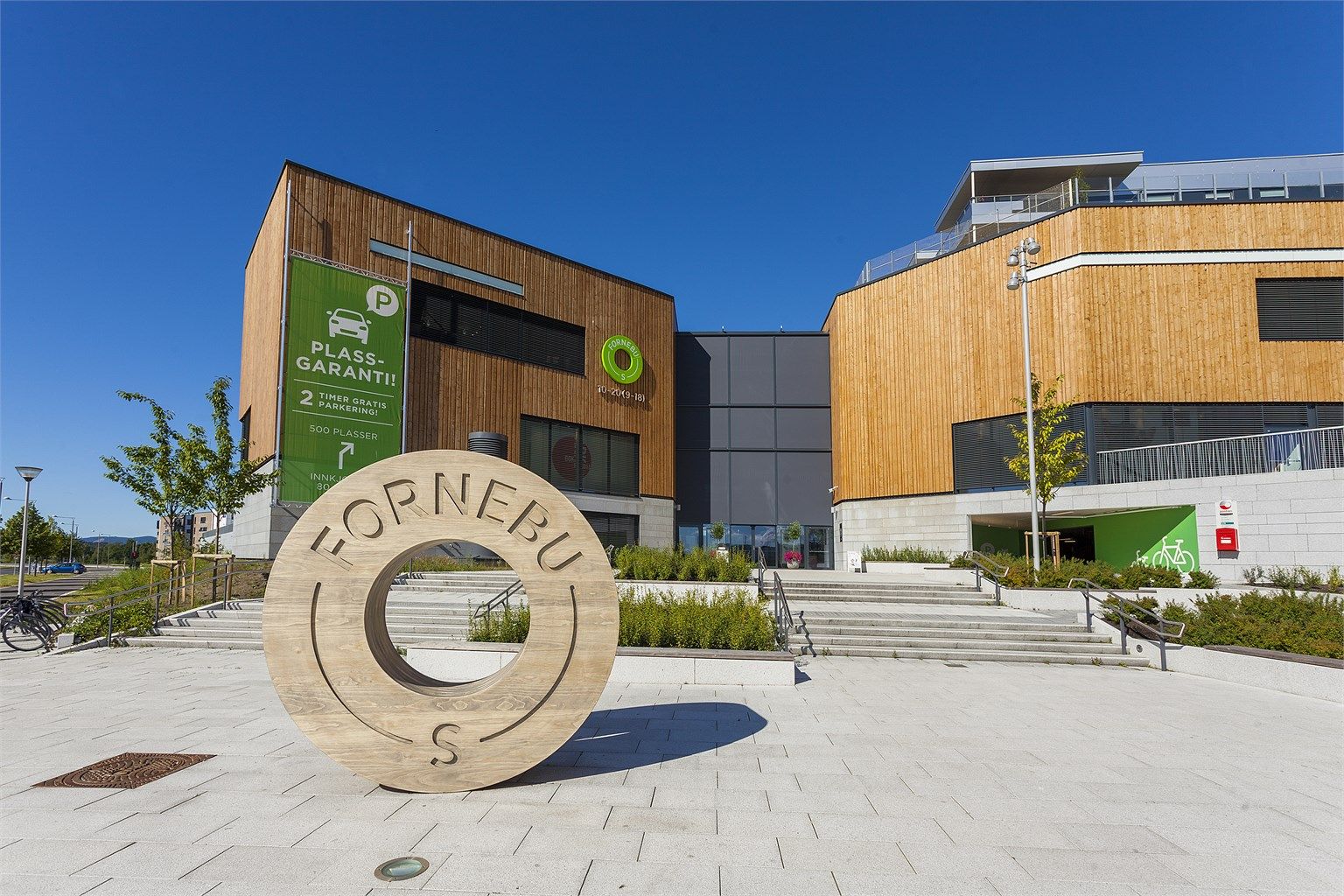Fornebu S er mer enn et kjøpesenter - det er et levende nærsentrum for hele området, med et bredt og moderne utvalg av butikker, tjenester og serveringssteder.