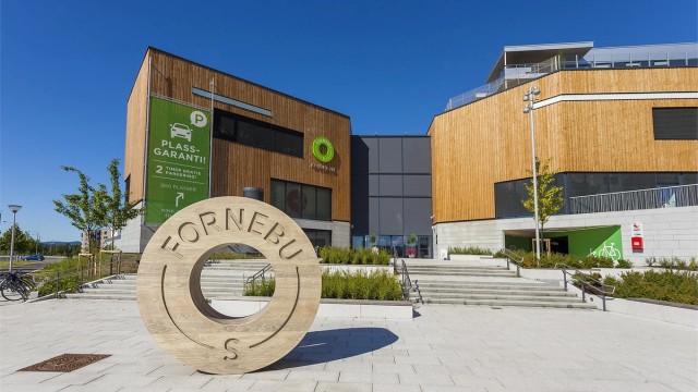 Fornebu S er mer enn et kjøpesenter - det er et levende nærsentrum for hele området, med et bredt og moderne utvalg av butikker, tjenester og serveringssteder.